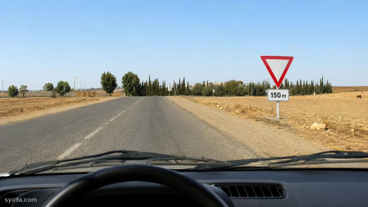 صورة السؤال S3-Q22: عند ملتقى الطرق اللي جاي، من الواجب نوقف :